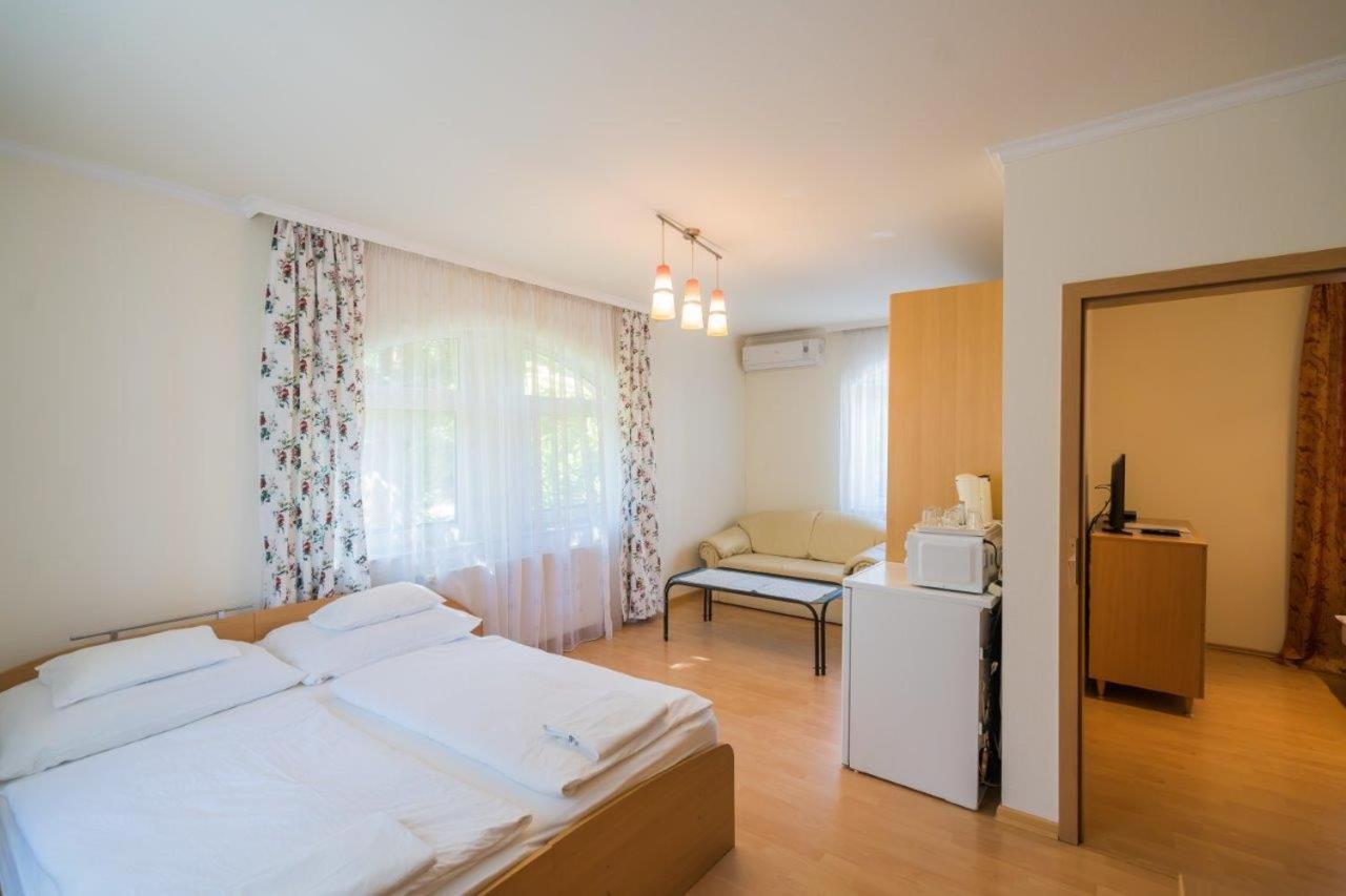 Jade Panzio Bed & Breakfast Balatonfoldvar Bagian luar foto