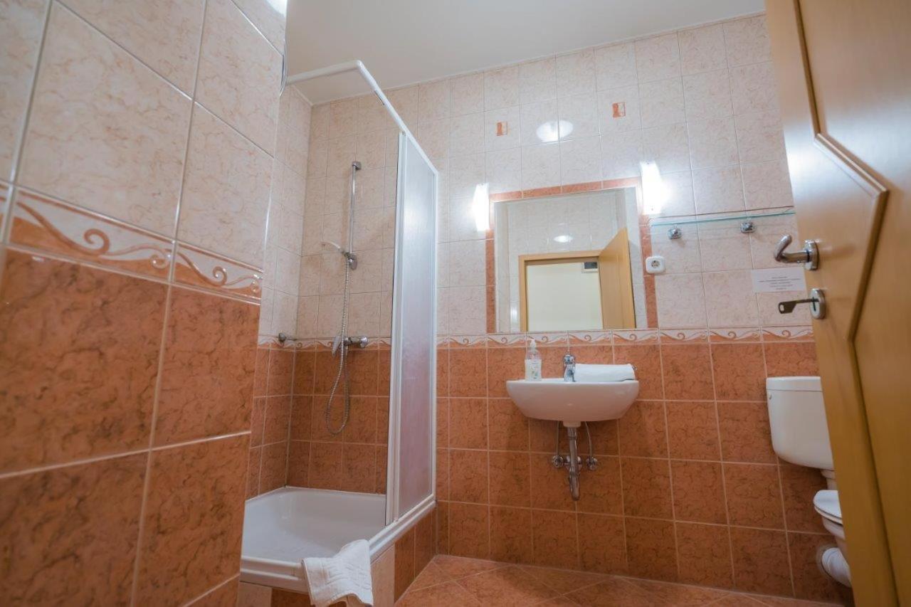 Jade Panzio Bed & Breakfast Balatonfoldvar Bagian luar foto