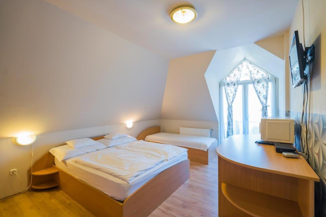 Jade Panzio Bed & Breakfast Balatonfoldvar Bagian luar foto