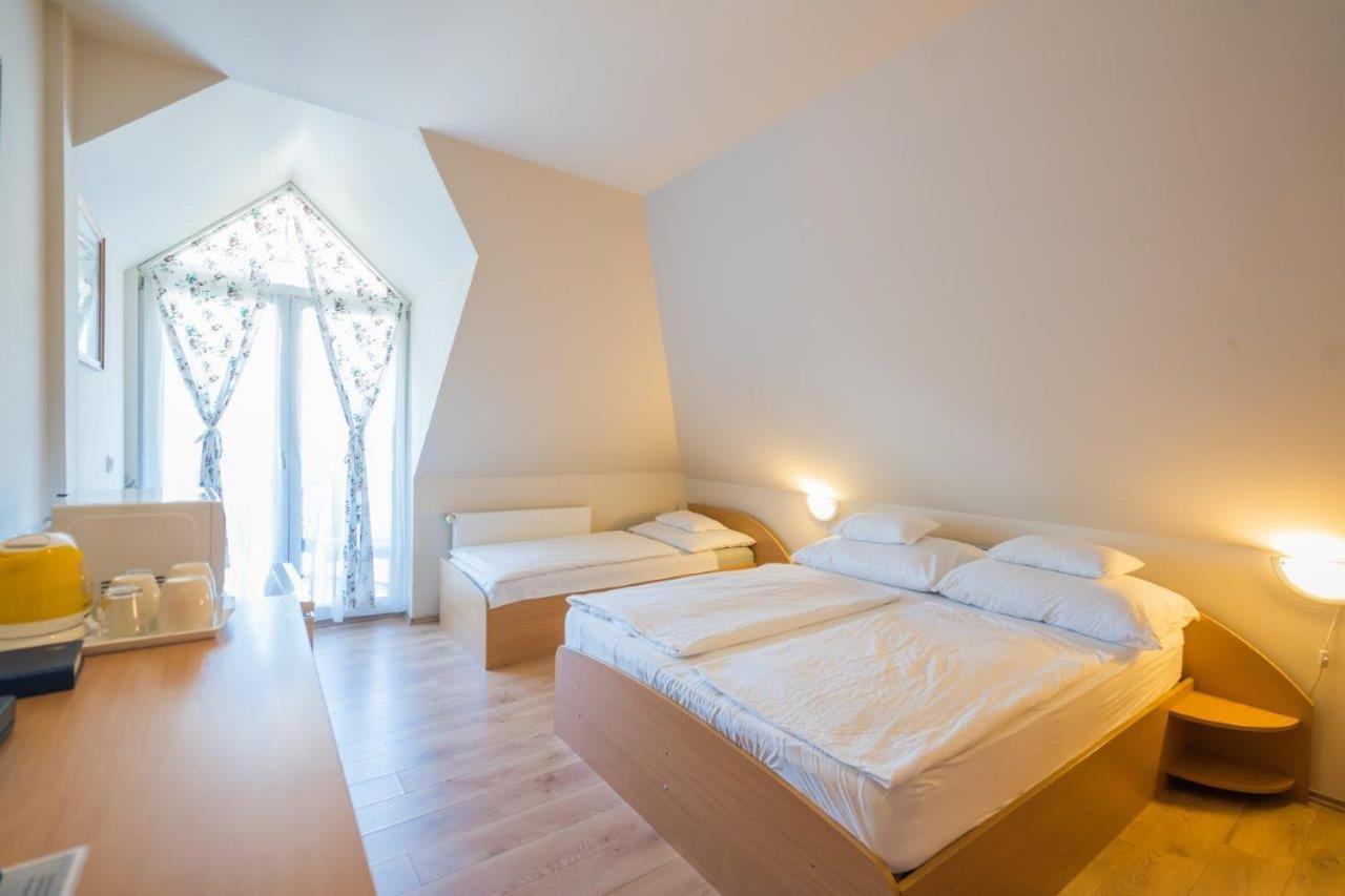 Jade Panzio Bed & Breakfast Balatonfoldvar Bagian luar foto