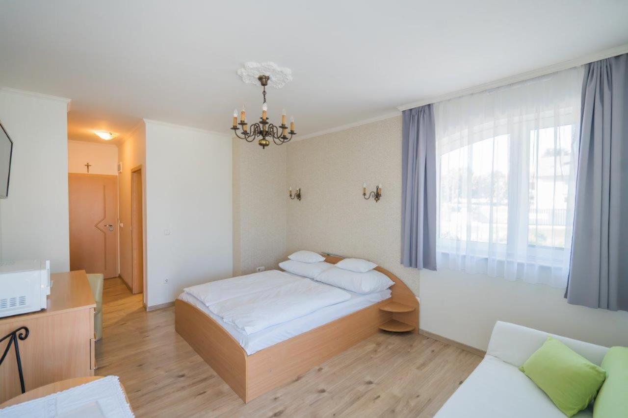 Jade Panzio Bed & Breakfast Balatonfoldvar Bagian luar foto