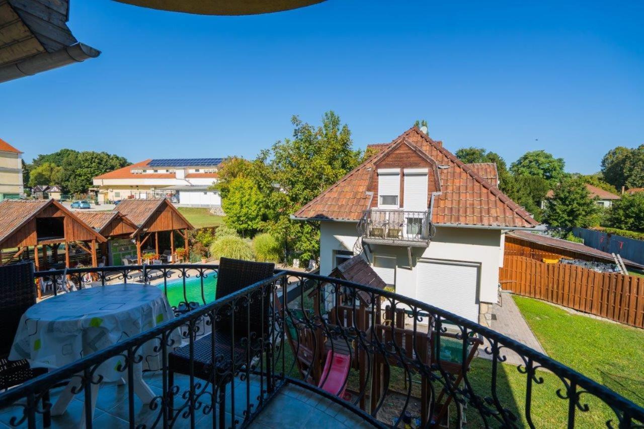 Jade Panzio Bed & Breakfast Balatonfoldvar Bagian luar foto