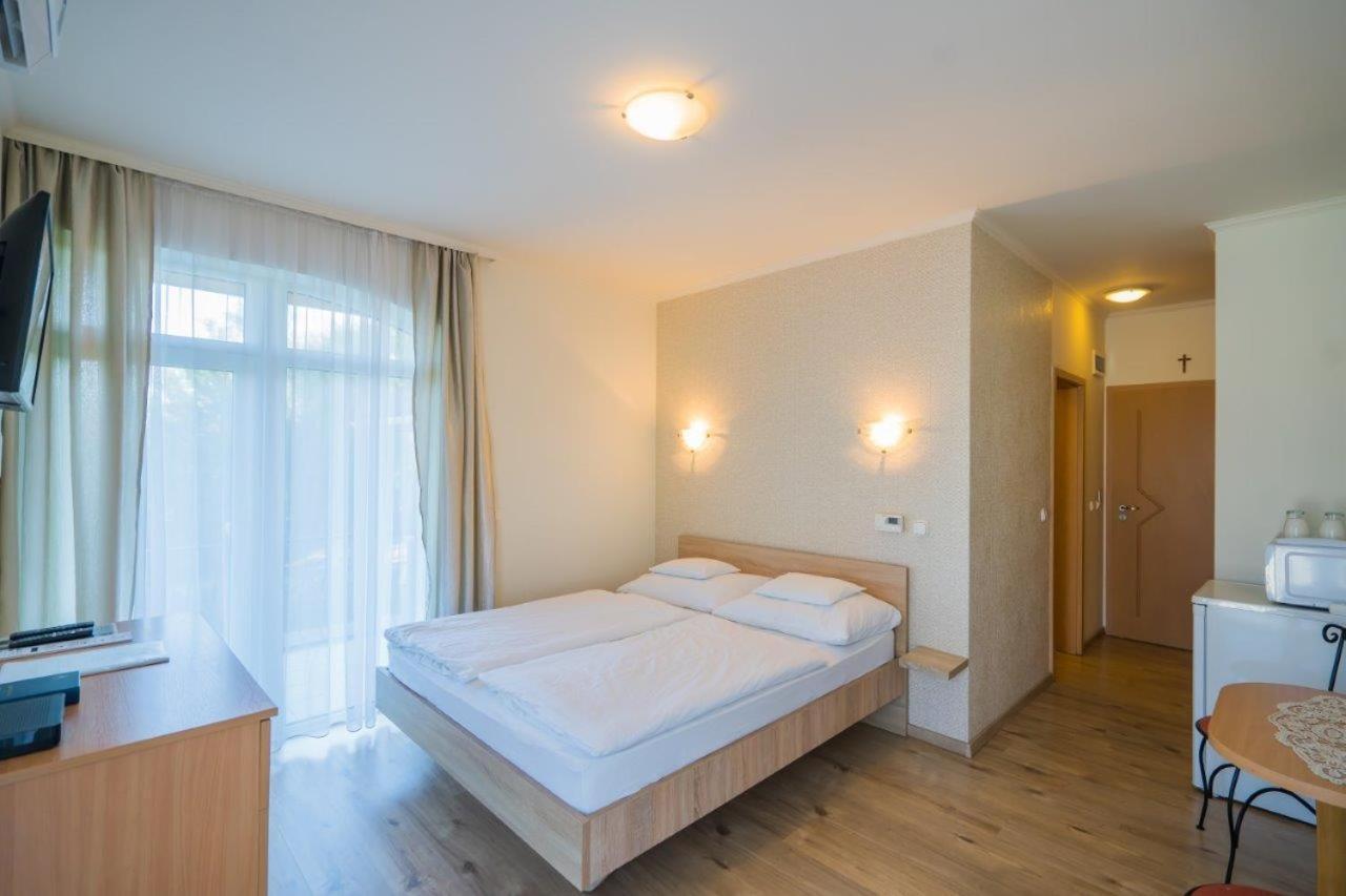 Jade Panzio Bed & Breakfast Balatonfoldvar Bagian luar foto