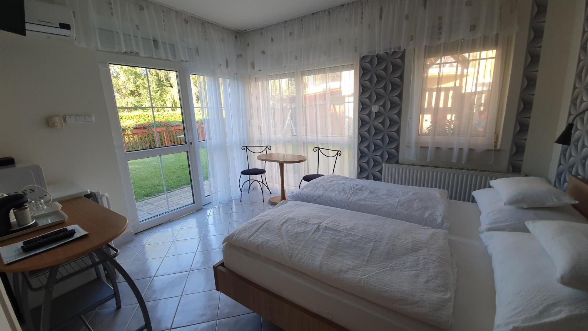 Jade Panzio Bed & Breakfast Balatonfoldvar Bagian luar foto
